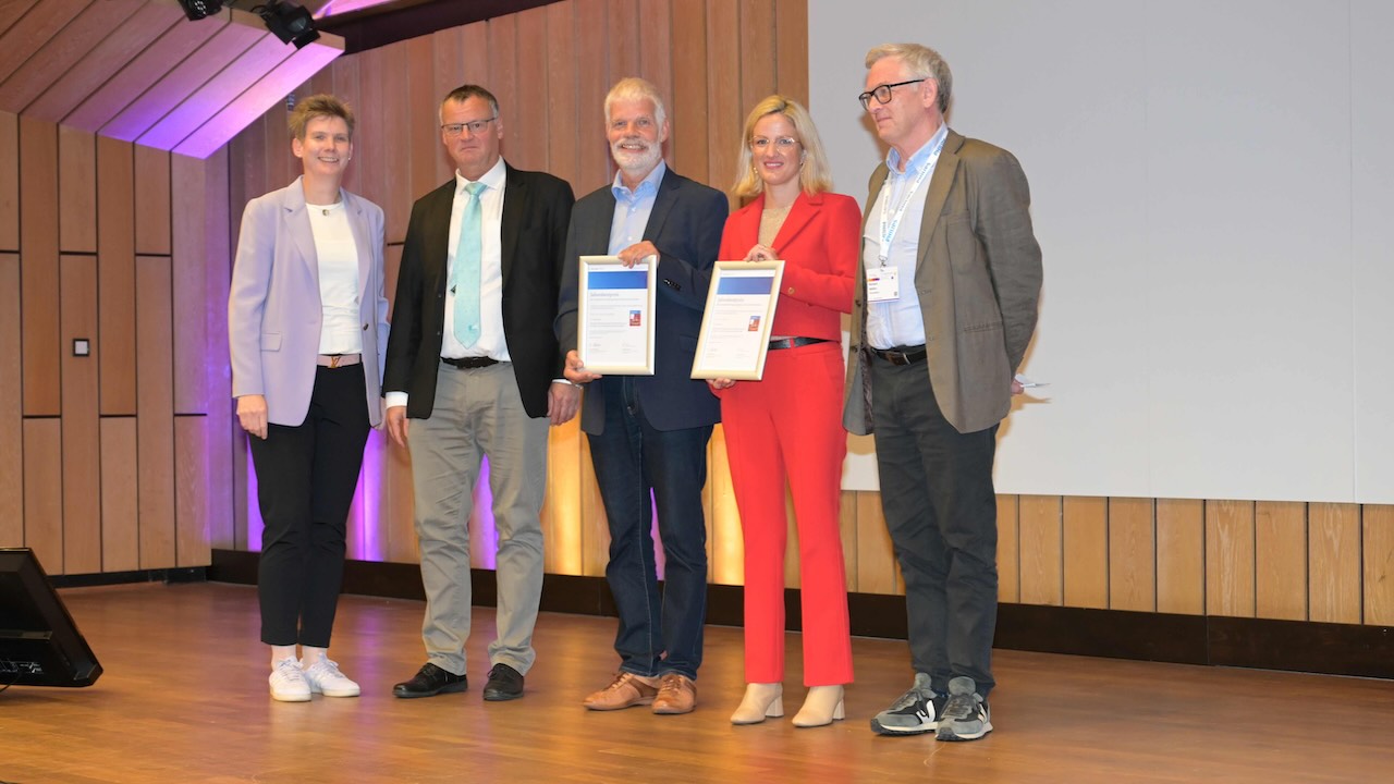 Der Jahresbestpreis ging Dr. Lisa Grimm.
(von links:) Prof. Dr. Katrin Bekes, Prof. Dr. Dr. Norbert Krämer, Prof. Dr. Schiffner, die Preisträgerin, Dr. Richard Steffen