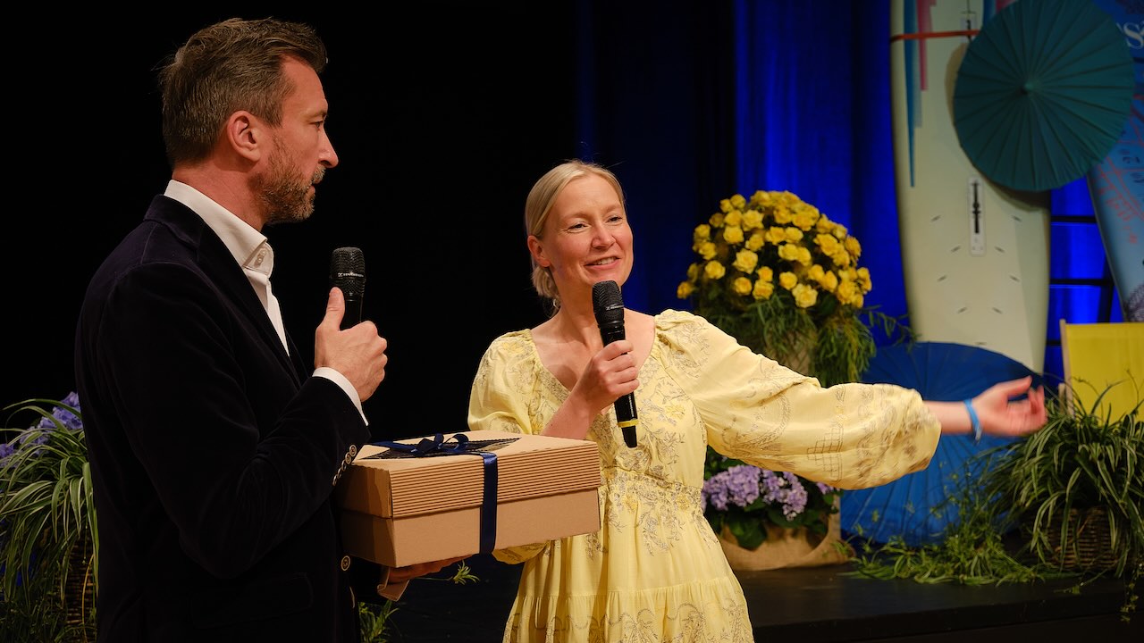 Prof. Yvonne Wagner (hier mit René Borbonus) führte durch das Programm der Sommer-Akademie 2025.