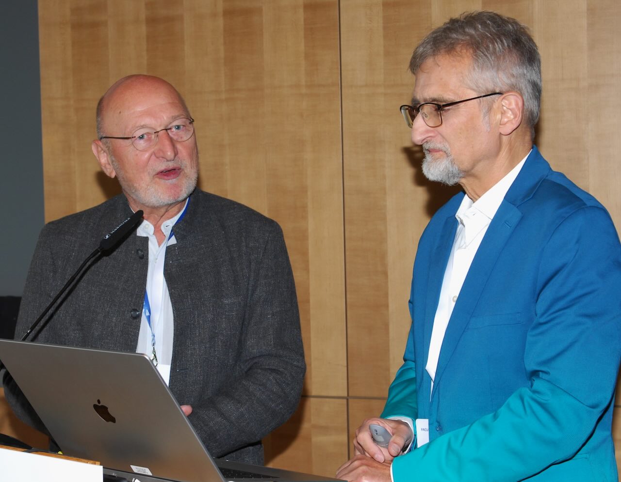 AG Keramik Forum auf dem DGI-Kongress 2024 – Dr. Bernd Reiss (Vorsitzender der AG Keramik+) und Prof. em. Dr. Matthias Kern (Kiel) beantworten Publikumsfragen zum Thema „Adhäsiv befestigte Zirkonoxidkeramik im Front- und Seitenzahnbereich als minimalinvasive Alternative zur Implantatversorgung“.