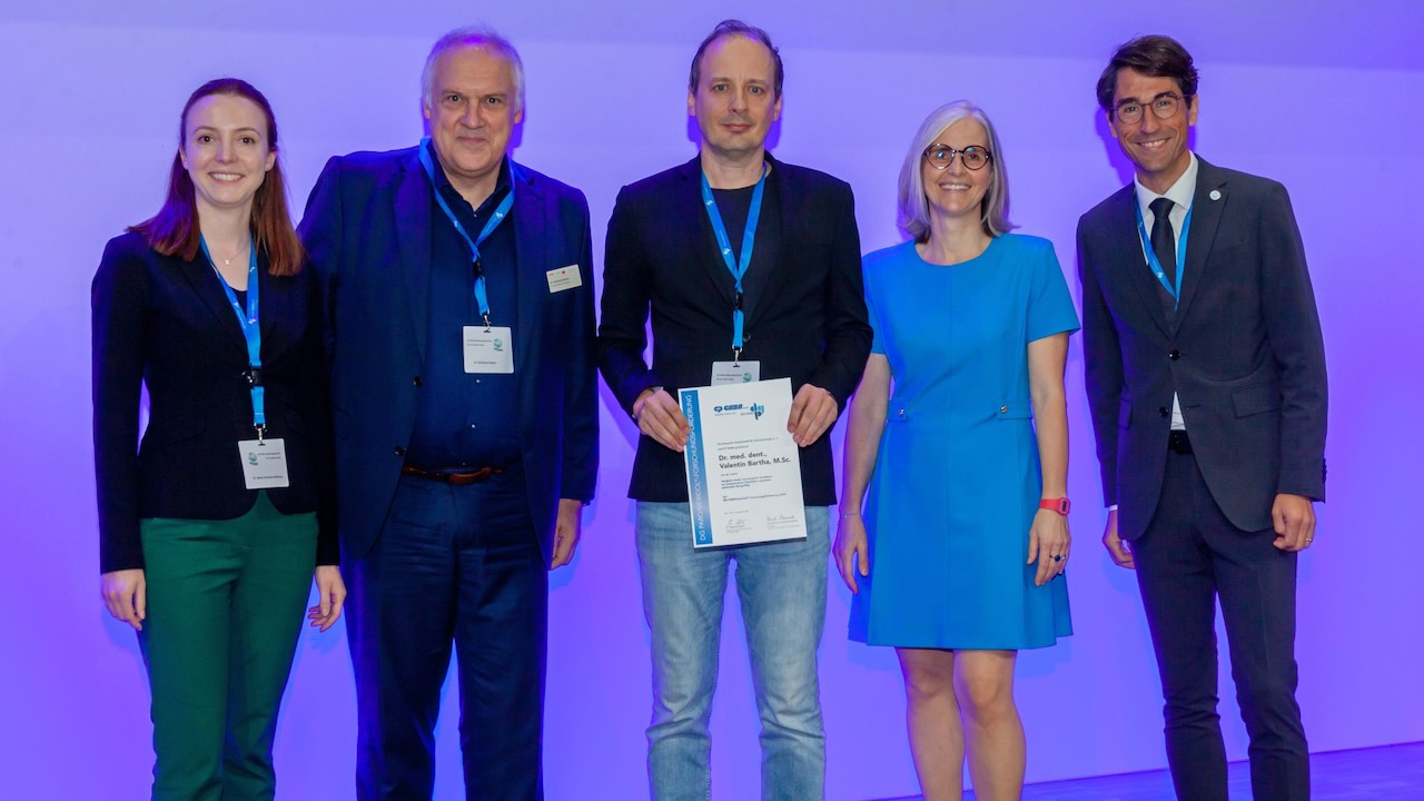 Dr. Marie-Christine Hoffmann, Dr. Burkhard Selent (beide CP Gaba), Preisträger Dr. Valentin Bartha sowie Prof. Dr. Henrik Dommisch und Prof. Dr. Bernadette Pretzl von der DG Paro (von links)