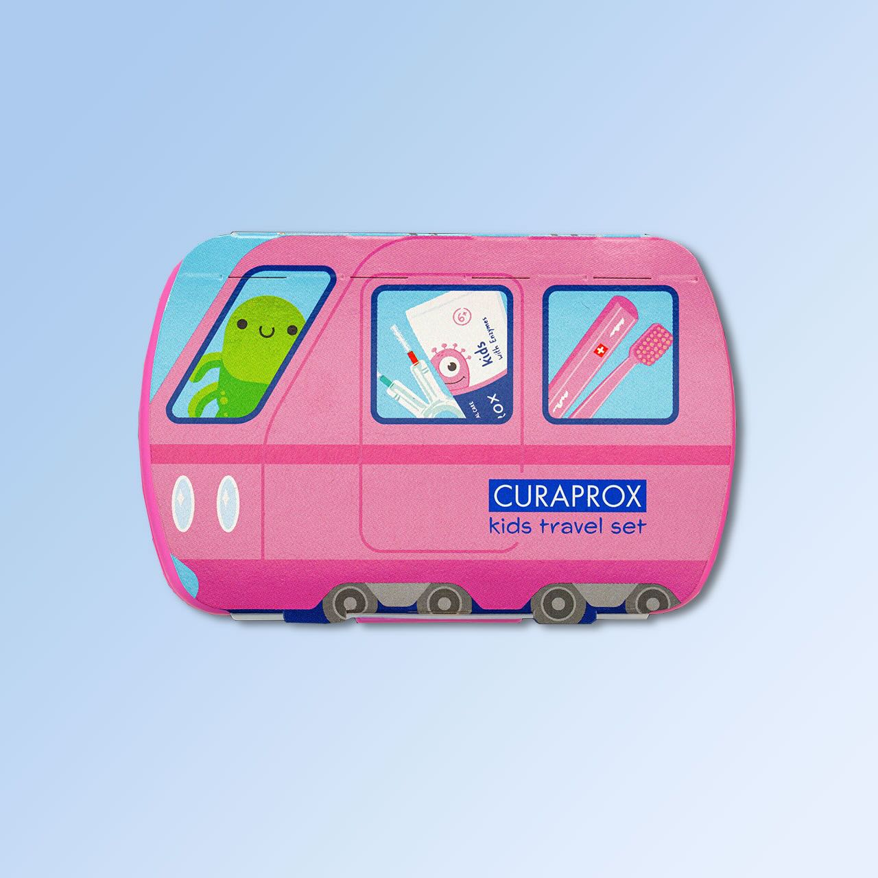 Ein rosafarbenes Kids Travel Set, die Banderole zeigt das Zug-Motiv. Aus dem vorderen Fenster schaut ein grünes Fantasiewesen, im mittleren Fenster sind zwei Interdentalbürsten und die Kids-