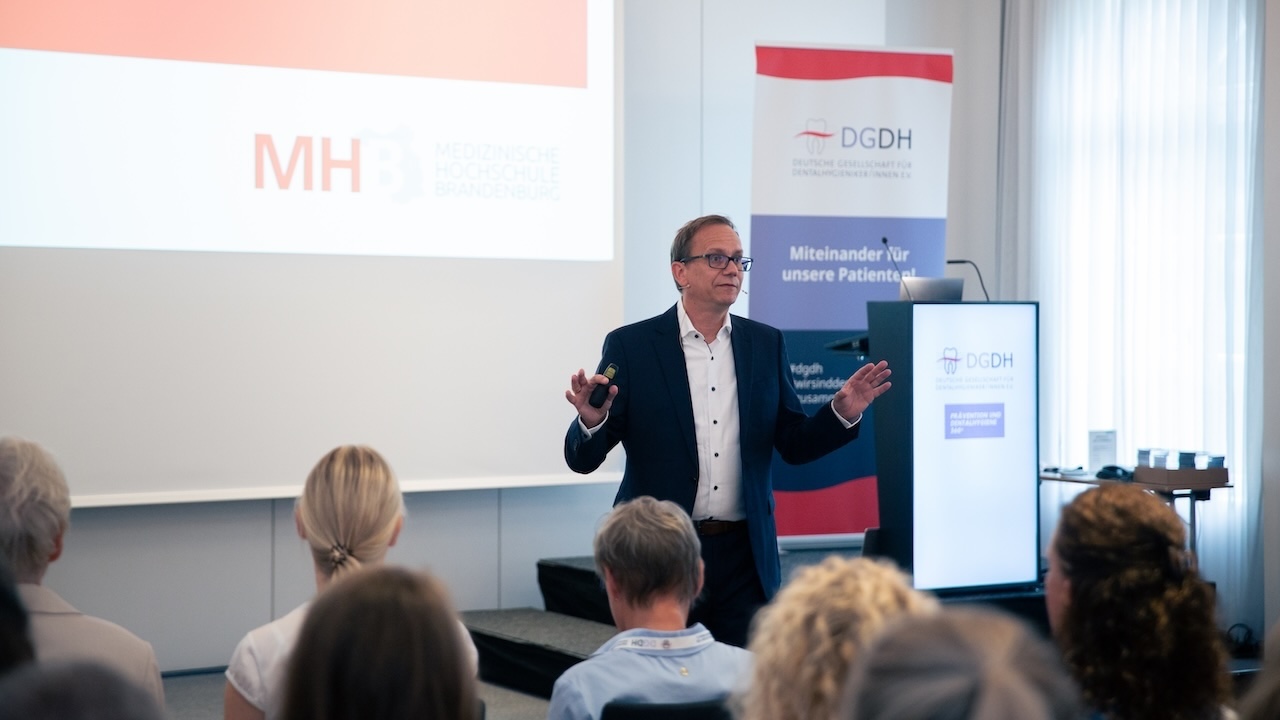 Prof. Prof. Dirk Ziebolz während seines Vortrags auf der DGDH Jahrestagung 2025.