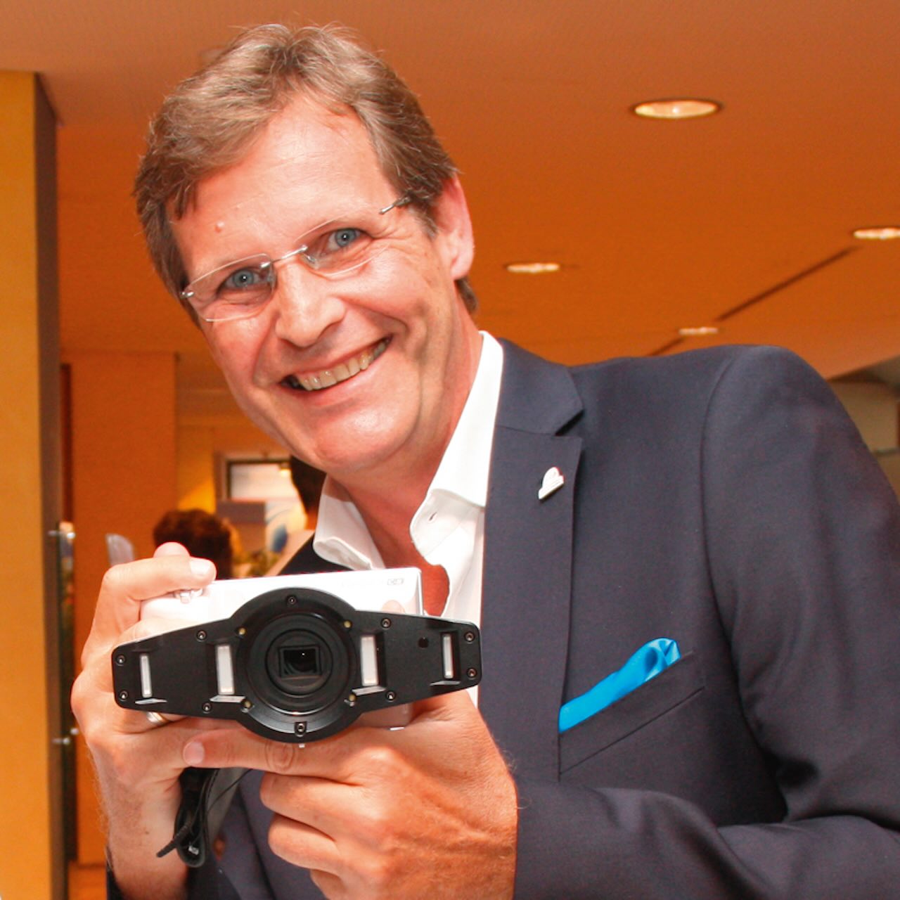Ingo Scholten mit der EyeSpecial Dentalkamera