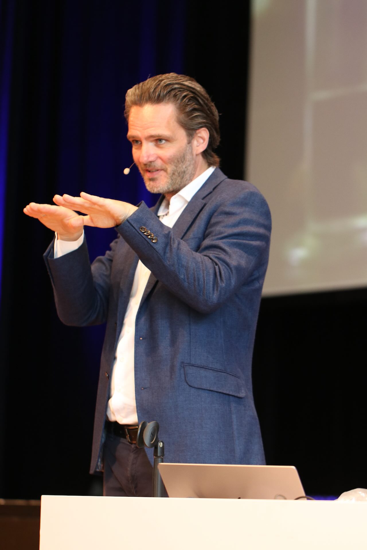 Peter Holzner zeigte Beispiele und klare Thesen auf, warum klassische Wege der Personalgewinnung zunehmend ins Leere laufen.