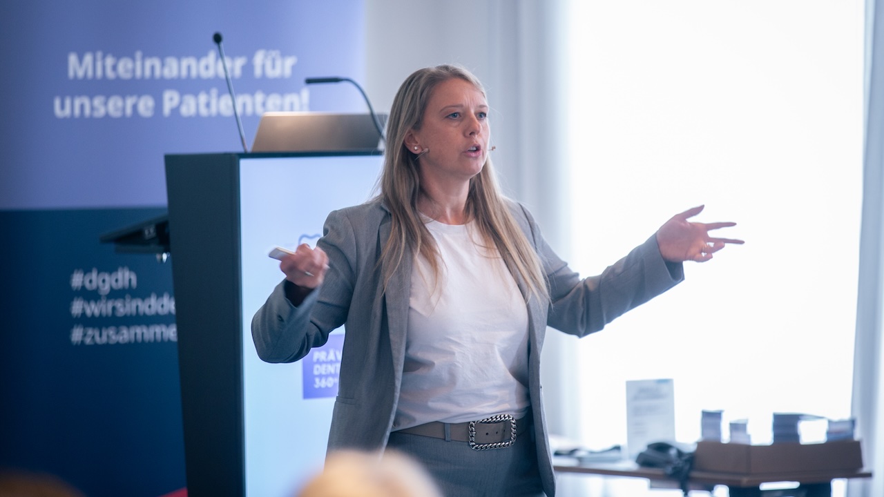 Isabella Hampel während ihres Vortrags auf der DGDH Jahrestagung 2025