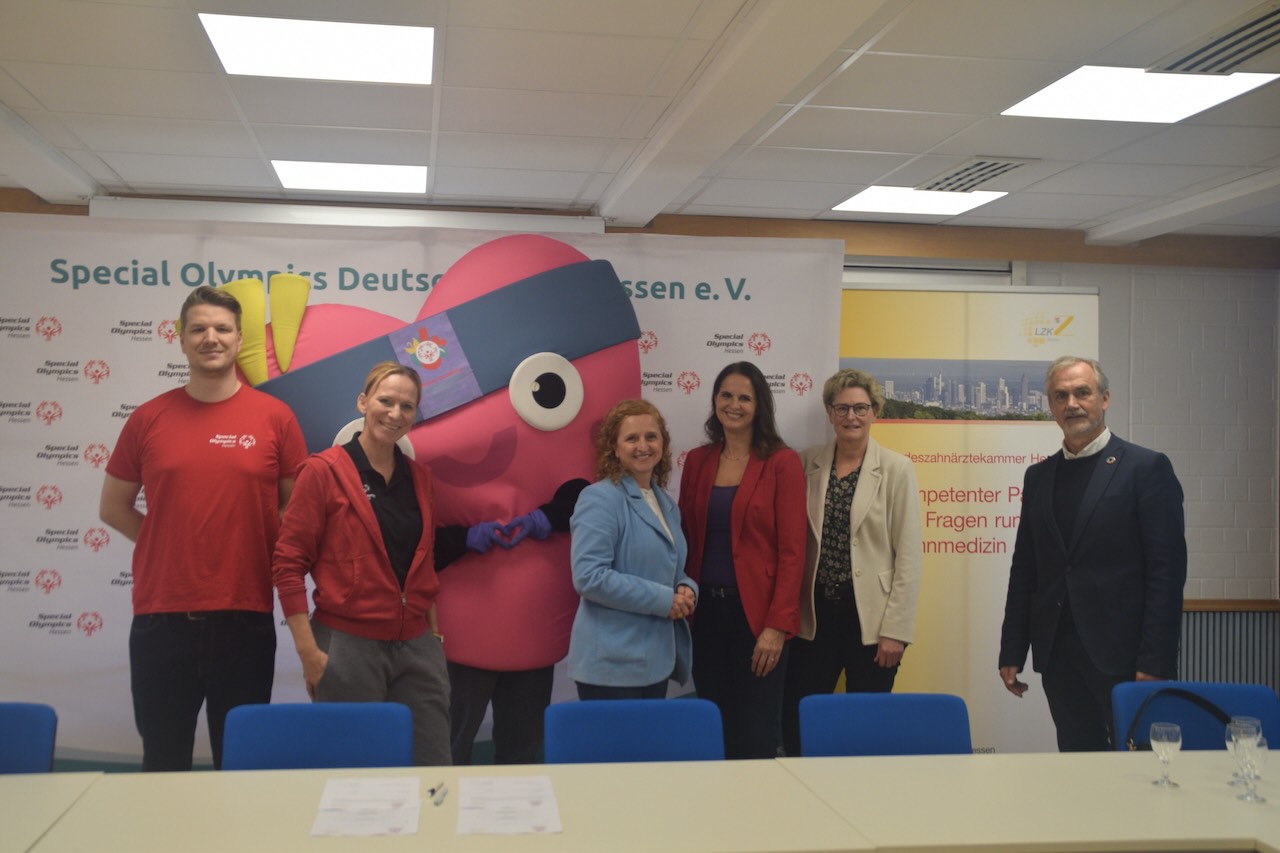 Fabian Heller, ZA und Koordinator Special Smiles SOHE; Dany Kupczik, Geschäftsführerin Special Olympics Deutschland in Hessen e. V.; Elke Voitl, Sozialdezernentin Stadt Frankfurt (i. V. für Mike Josef, Oberbürgermeister); LZKH-Präsidentin Dr. Doris Seiz; Dr. Susanne Jäger, zust. Vorstandsmitglied der LZKH; sowie Mark Behrend, Präsident Special Olympics Deutschland in Hessen e. V. (von links)