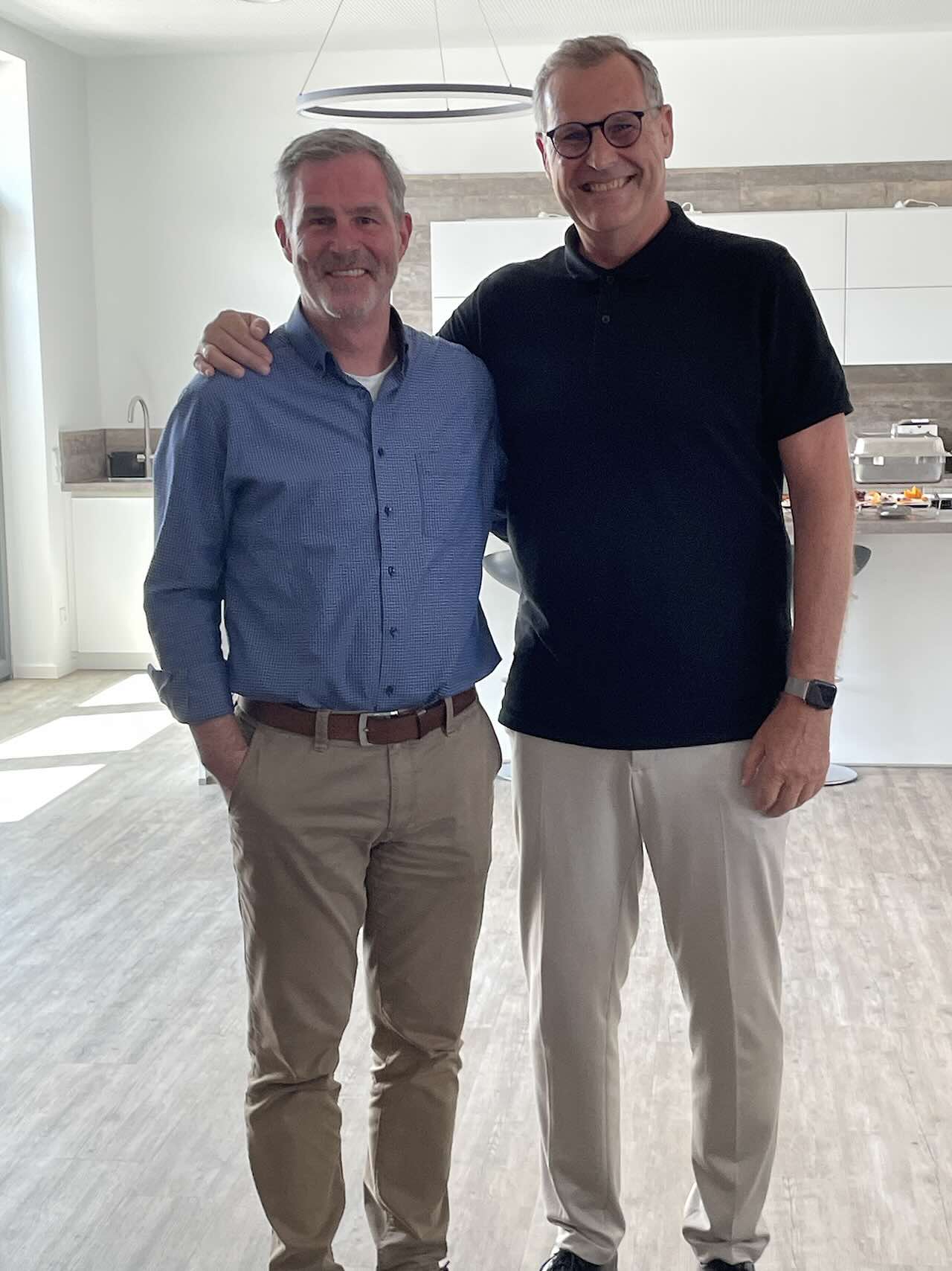 Offizielle Abschiedsfeier am 30. Juni 2025 in Ratingen: Ingo Scholten mit Shofu- Geschäftsführer Martin Hesselmann