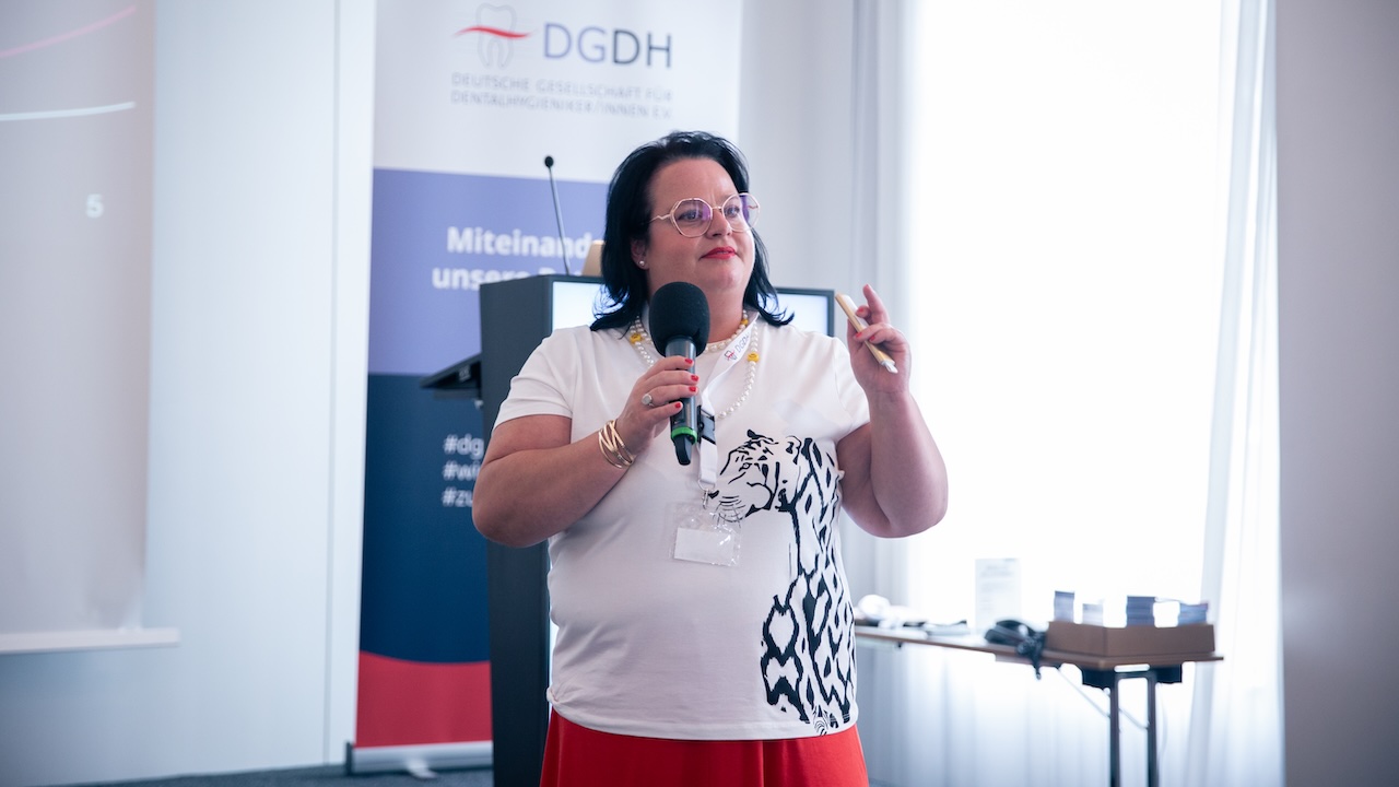 Heidi Zisterer während ihres Vortrags auf der DGDH Jahrestagung 2025