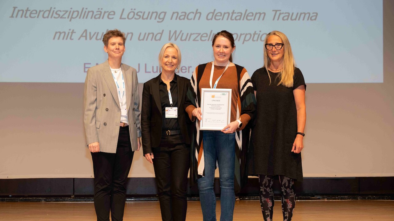 Für die Darstellung ihres Patientenfalls wurde Dr. Eva Maier ausgezeichnet.
(von links:) Prof. Dr. Katrin Bekes, Kerstin Behle (GC), die Preisträgerin, Dr. Isabell von Gymnich