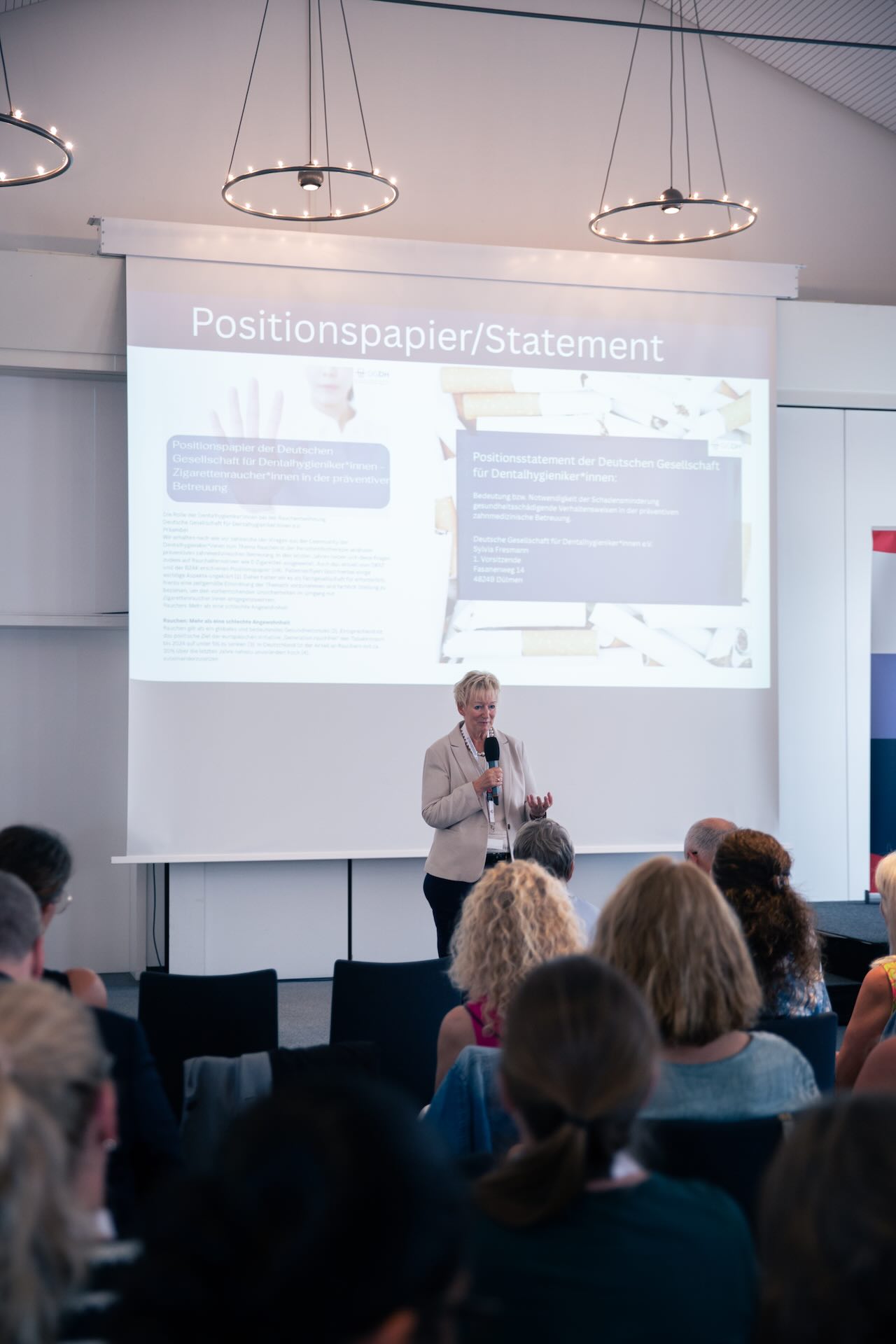 Sylvia Fresmann während ihres Vortrags auf der DGDH Jahrestagung 2025