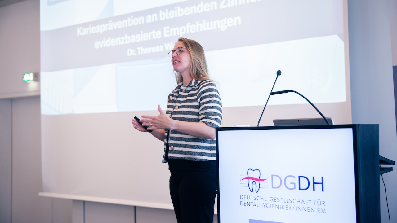 Dr. Theresa Wohlrab während ihres Vortrags auf der DGDH Jahrestagung 2025