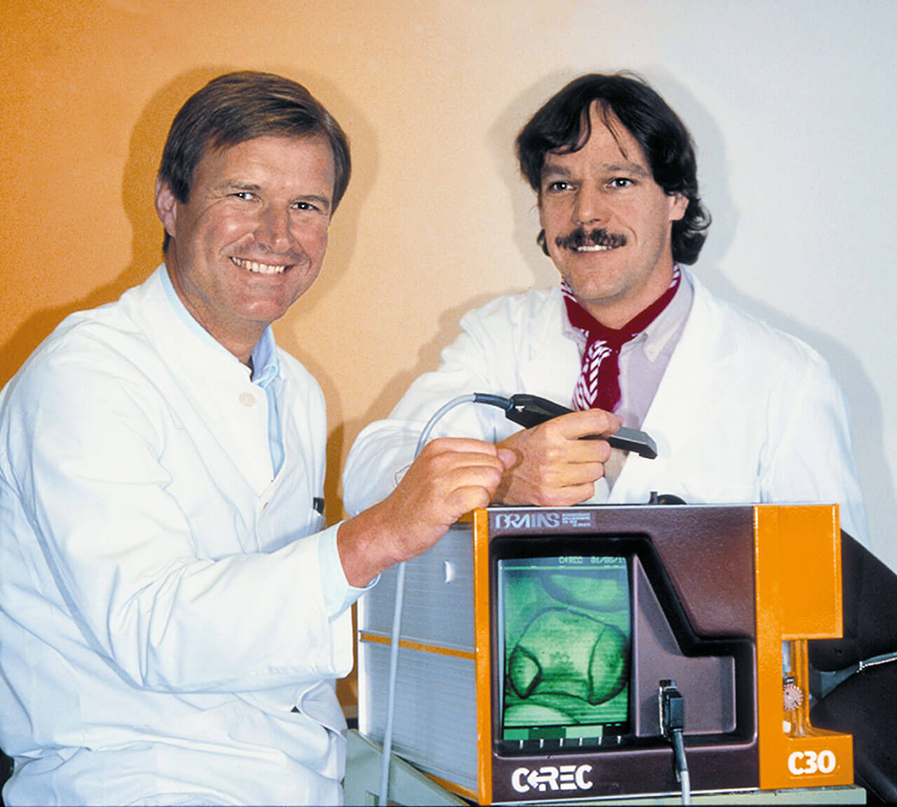 Abb. 3: Dr. med. dent. Werner Mörmann und Dr.-Ing. Marco Brandestini 1985 mit dem Prototyp Cerec 1. 