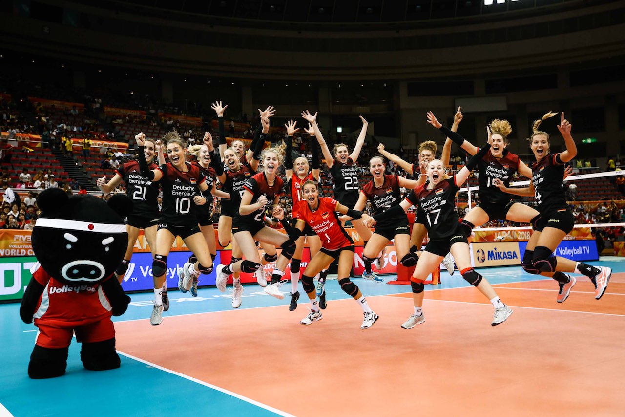 Die deutsche Volleyball-Nationalmannschaft der Damen nach einem Sieg über Brasilien (Foto: FIVB)