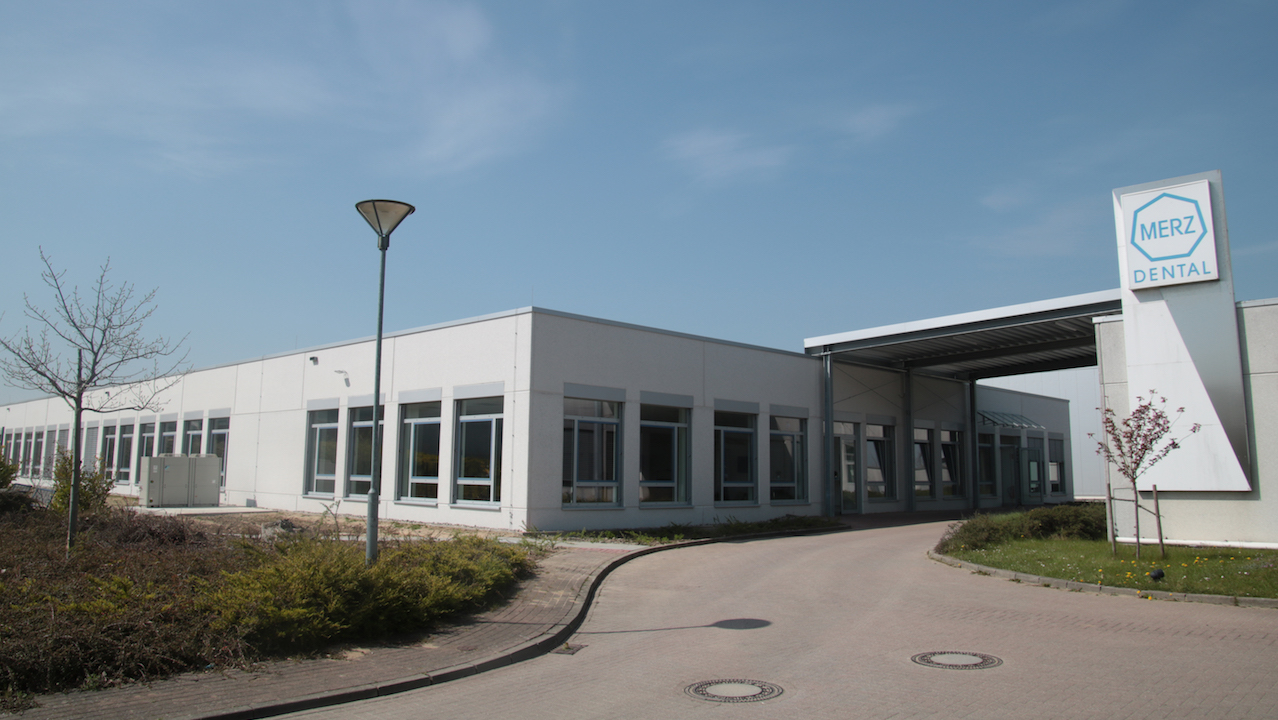 Eine Lagerhalle mit 600 Quadratmetern Fläche und ein 2.400 Quadratmeter großes Produktionsgebäude wurden innerhalb von acht Monaten gebaut. Damit wurde die Standortgröße in Lütjenburg fast verdoppelt. (Alle Bilder: Merz Dental)