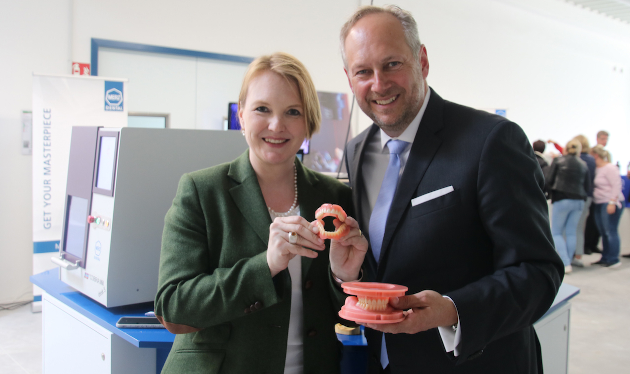 Die Bundestagsabgeordnete Melanie Bernstein sprach von Leidenschaft und Freude für die Forschung und bezeichnete Merz Dental als Innovationsführer auf dem „platten Land“. (Foto: Merz Dental)