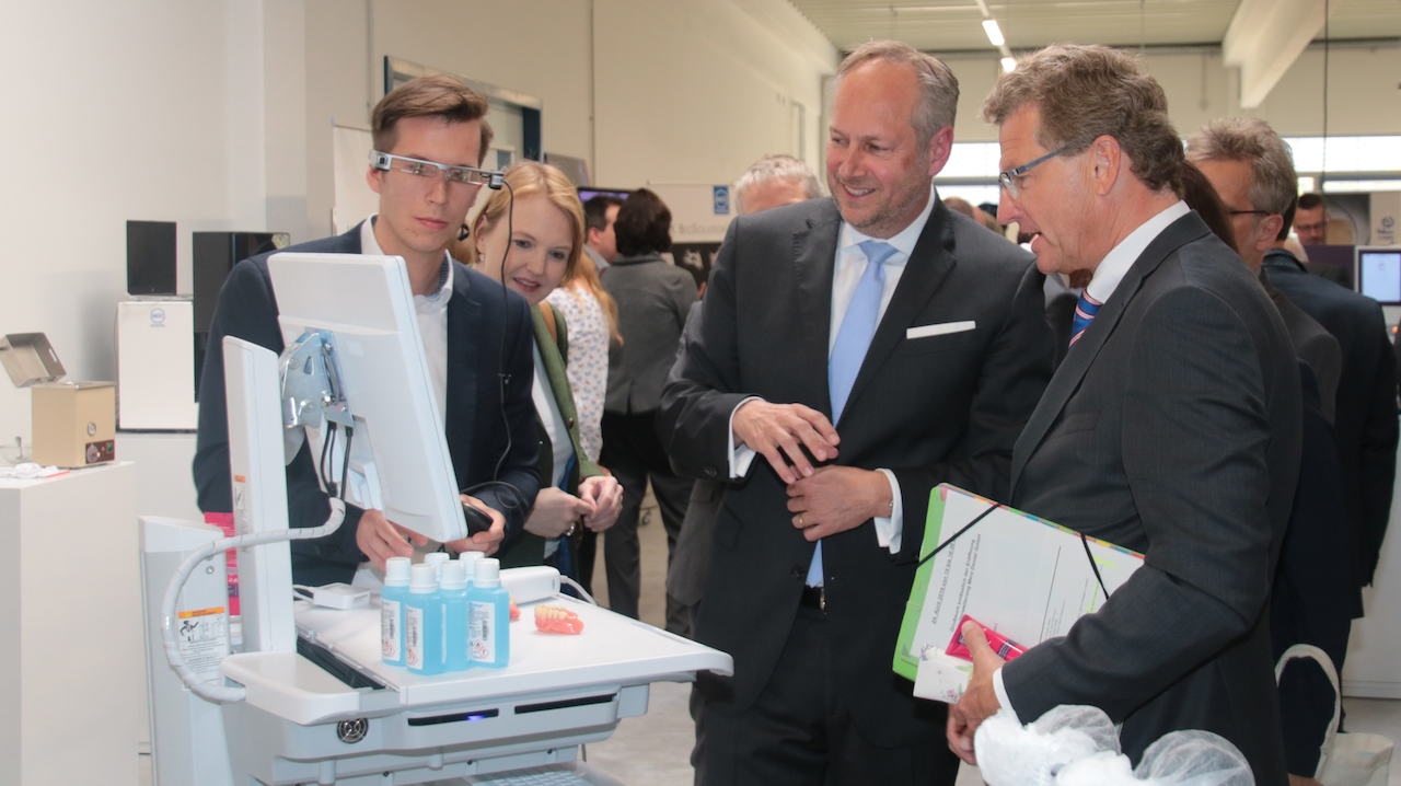 Minister Dr. Bernd Buchholz (vorne mit Merz-Dental-Geschäftsführer Friedhelm Klingenburg) zeigte sich beeindruckt von der Technologie des Reality Augmentationssystems eyeCADconnect.