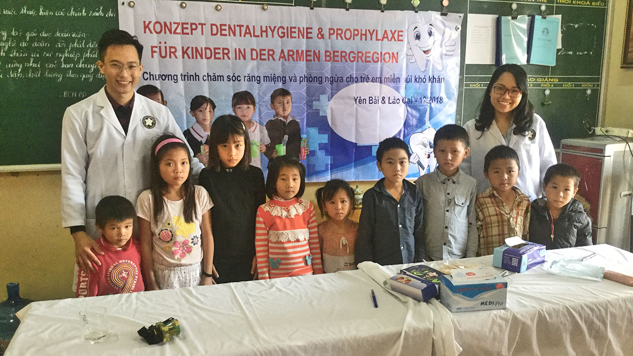 Abb. 3 Die teilnehmenden Kinder geben ihren Mitschülern im Anschluss an die Untersuchung ihre neu erworbenen Kenntnisse über das Zähneputzen weiter.