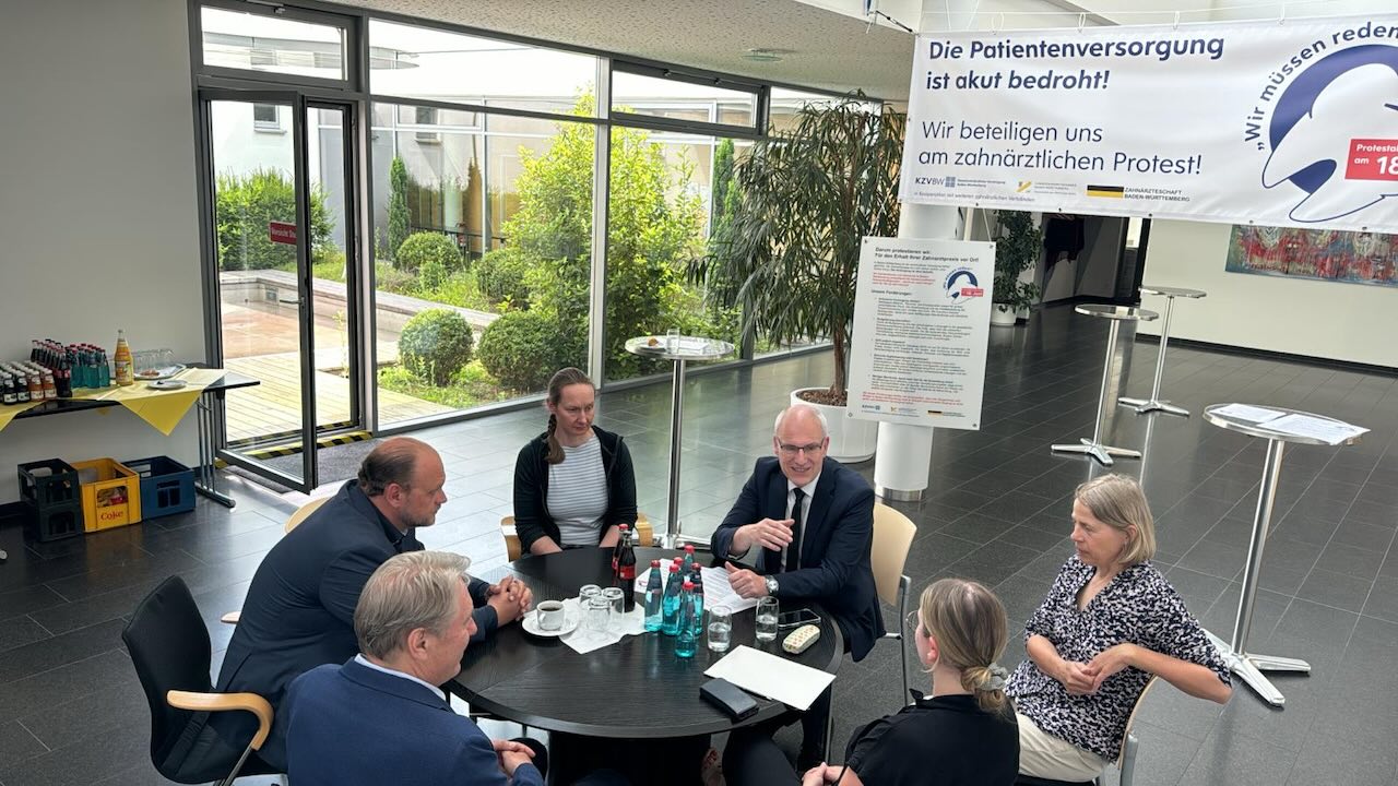 Runder Tisch im Zahnärztehaus Freiburg mit Chantal Kopf MdB, (Bündnis 90/die Grünen) und Vertretern der südbadischen Zahnärzteschaft