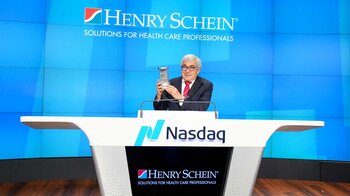 Stanley Bergman, CEO von Henry Schein, im September 2022 in der Börse Nasdaq anlässlich des 90. Firmenjubiläums 