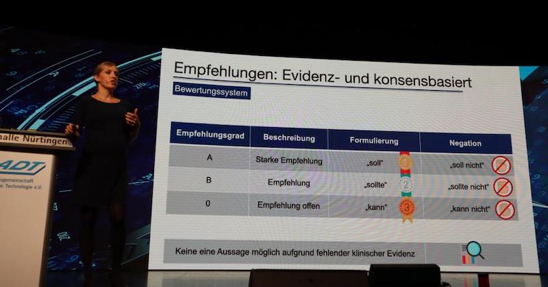 Dr. Annika Jerg, Universität Düsseldorf, präsentierte die 2021 veröffentlichte S3-Leitlinie „Vollkeramische Kronen und Brücken“, die federführend von der DG Pro betreut wurde.