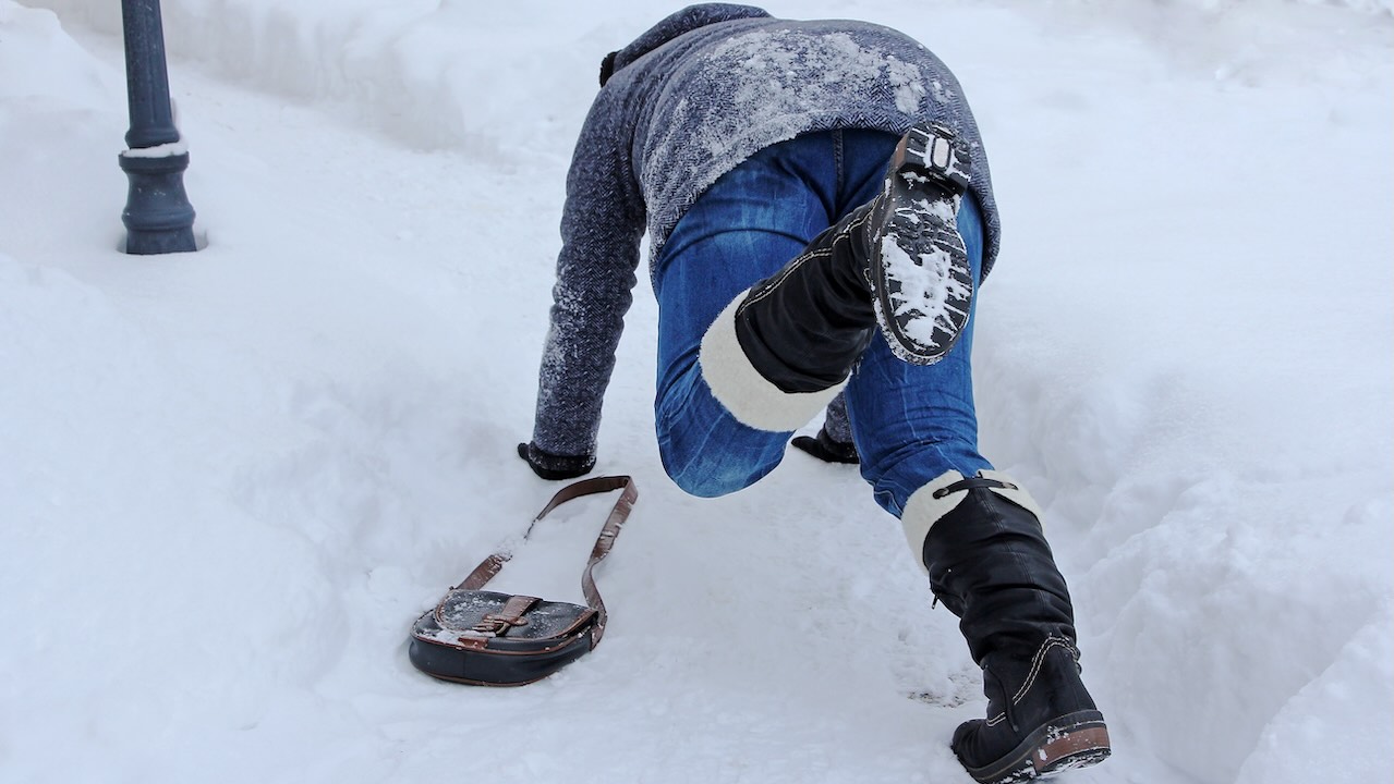 Im Winter sollten draußen nur Schuhe mit Profilgetragen werden.