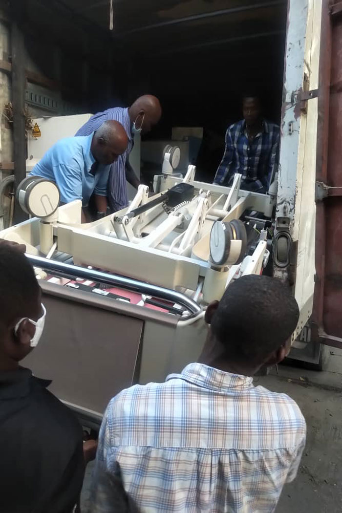 In mehreren Containern wurde medizinisches und zahnmedizinisches Equipment nach Port-au-Prince gebracht.