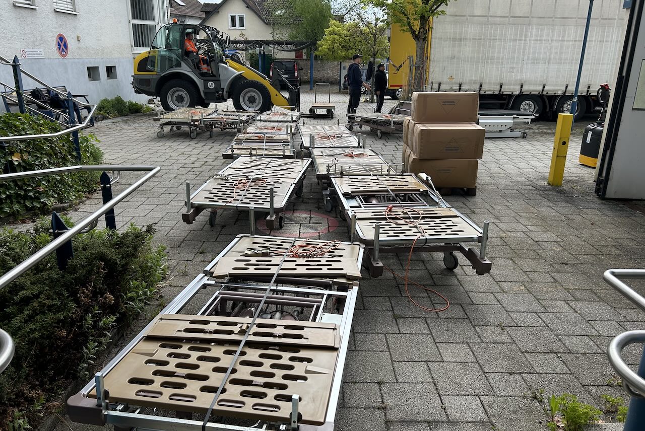 Die Betten stehen vor dem Verladen Schlange.