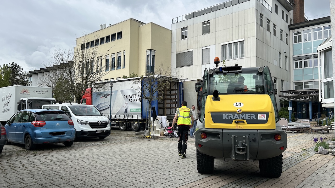 Lokale Unternehmen halfen mit Fahrzeugen und Verlademaschinen aus.
