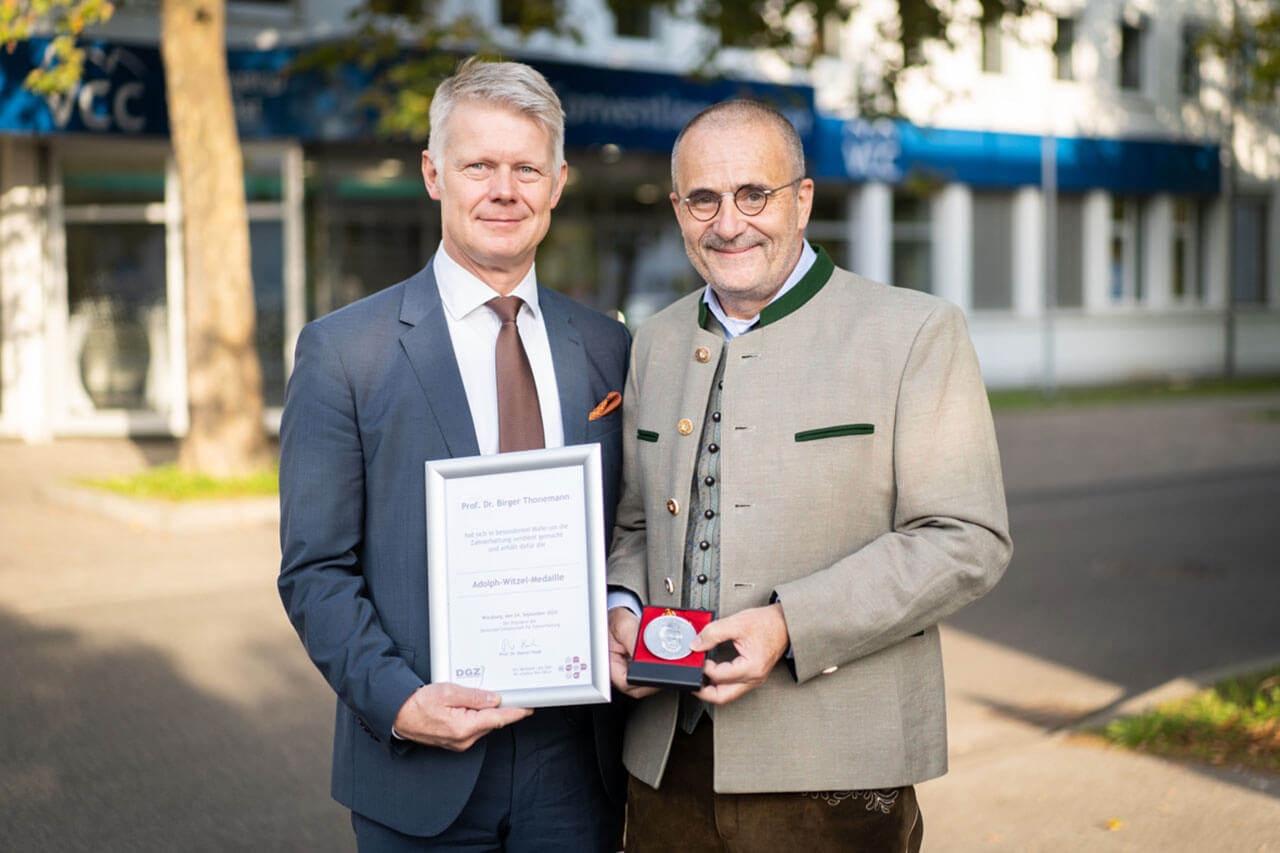 Abb. 1 DGZ-Präsident Prof. Dr. Rainer Haak überreichte die Adolph-Witzel-Medaille an Prof. Dr. Birger Thonemann (rechts).