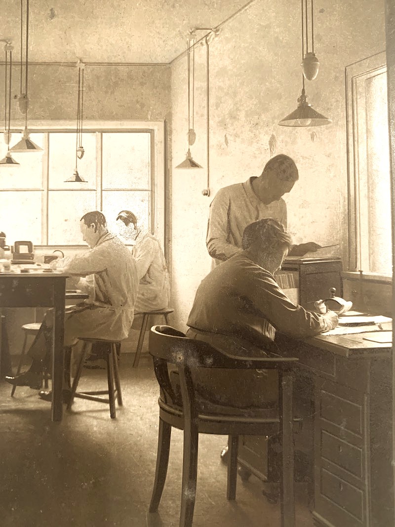 Das erste Labor befand sich in einer kleinen Wohnung im Hamburger Grindel-Viertel.