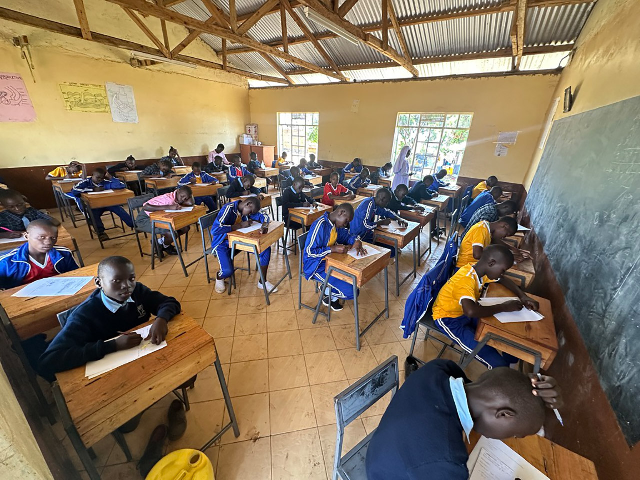 Schulunterricht in der St. Michael Preparatory and Orphanage School in Koliech, Kenia.