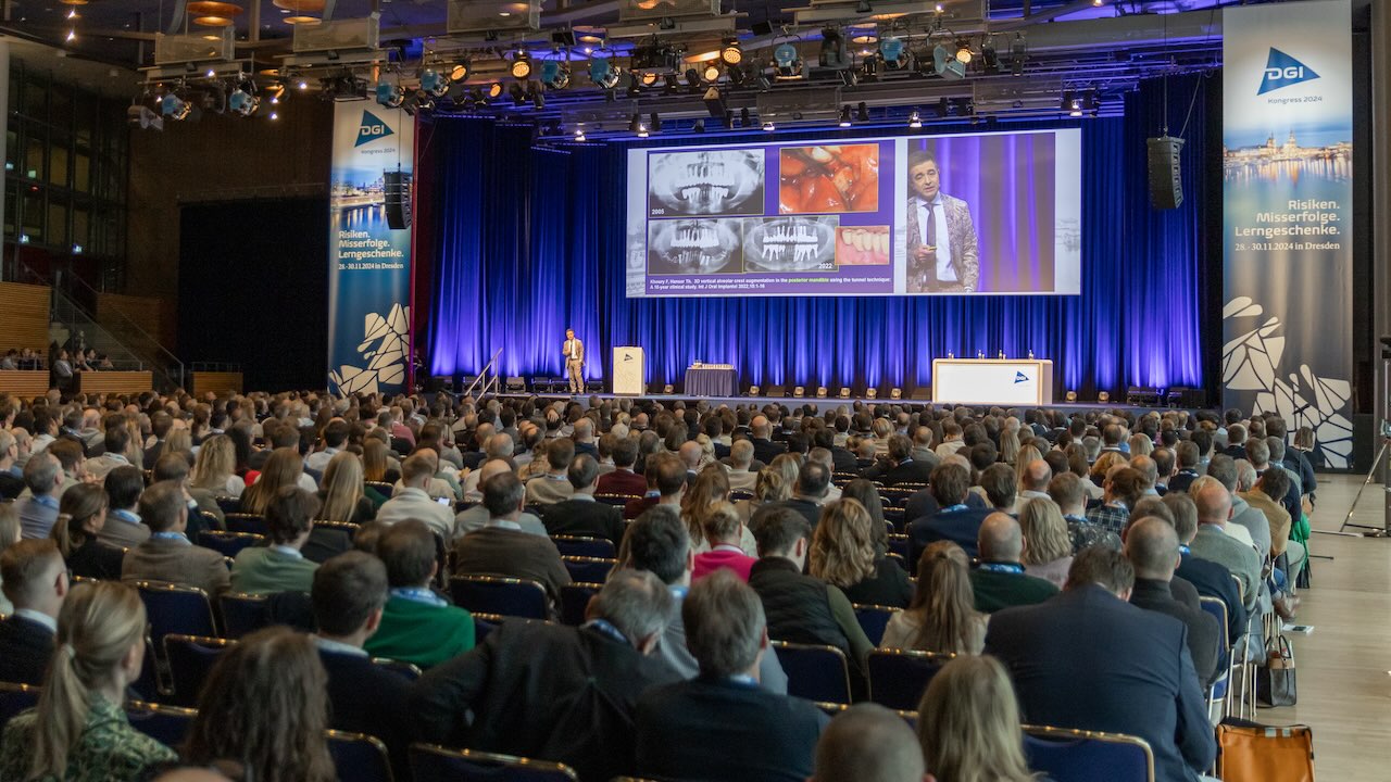 Das Plenum im Hauptprogramm – Prof. Fouad Khoury erläuterte die Schalentechnik zur Knochenregeneration.