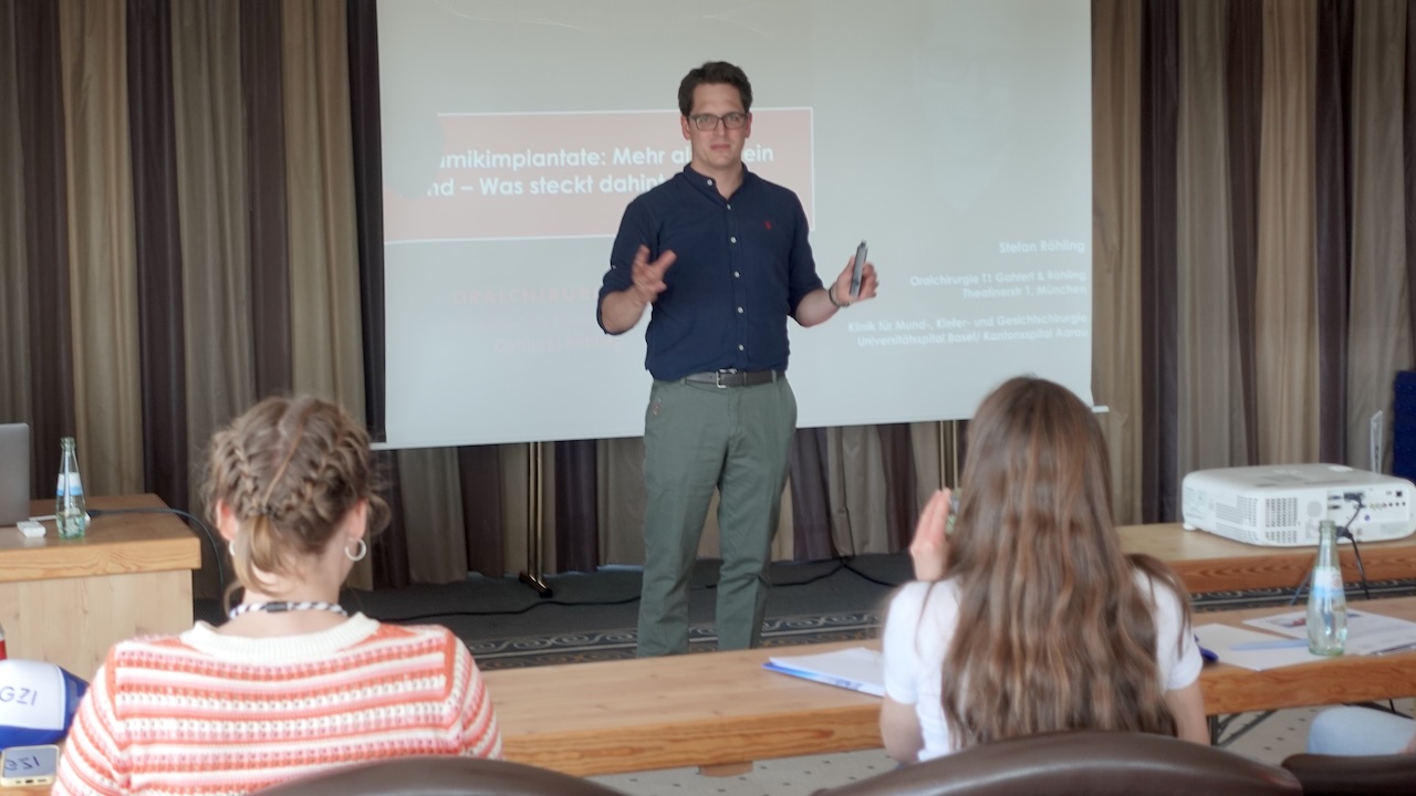 D Dr. Dr. Stefan Röhling informierte über Keramikimplantate.