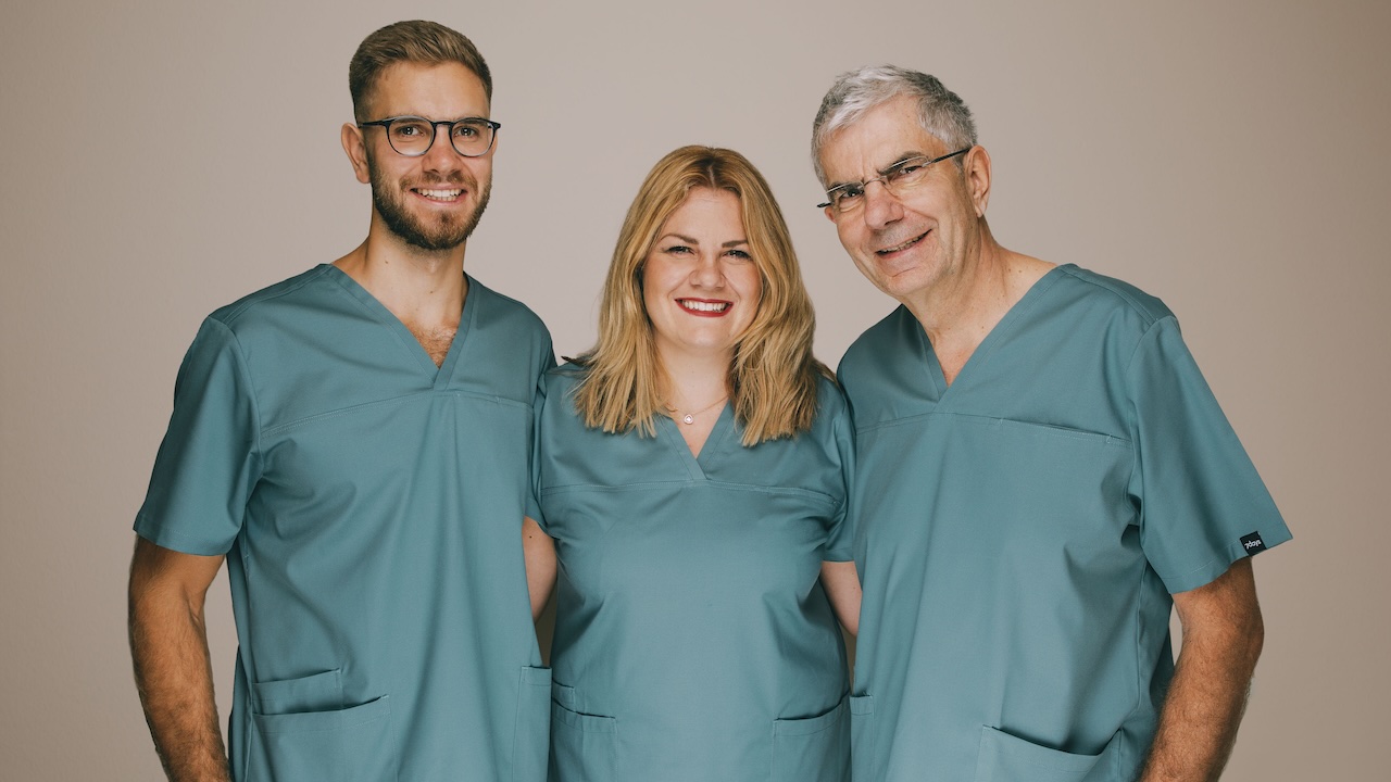 Dr. Alexandra Kares-Vrincianu, ihr Bruder Dr. med. dent. Anton Kares (links) und ihr Vater Dr. (F) Horst Kares (rechts)