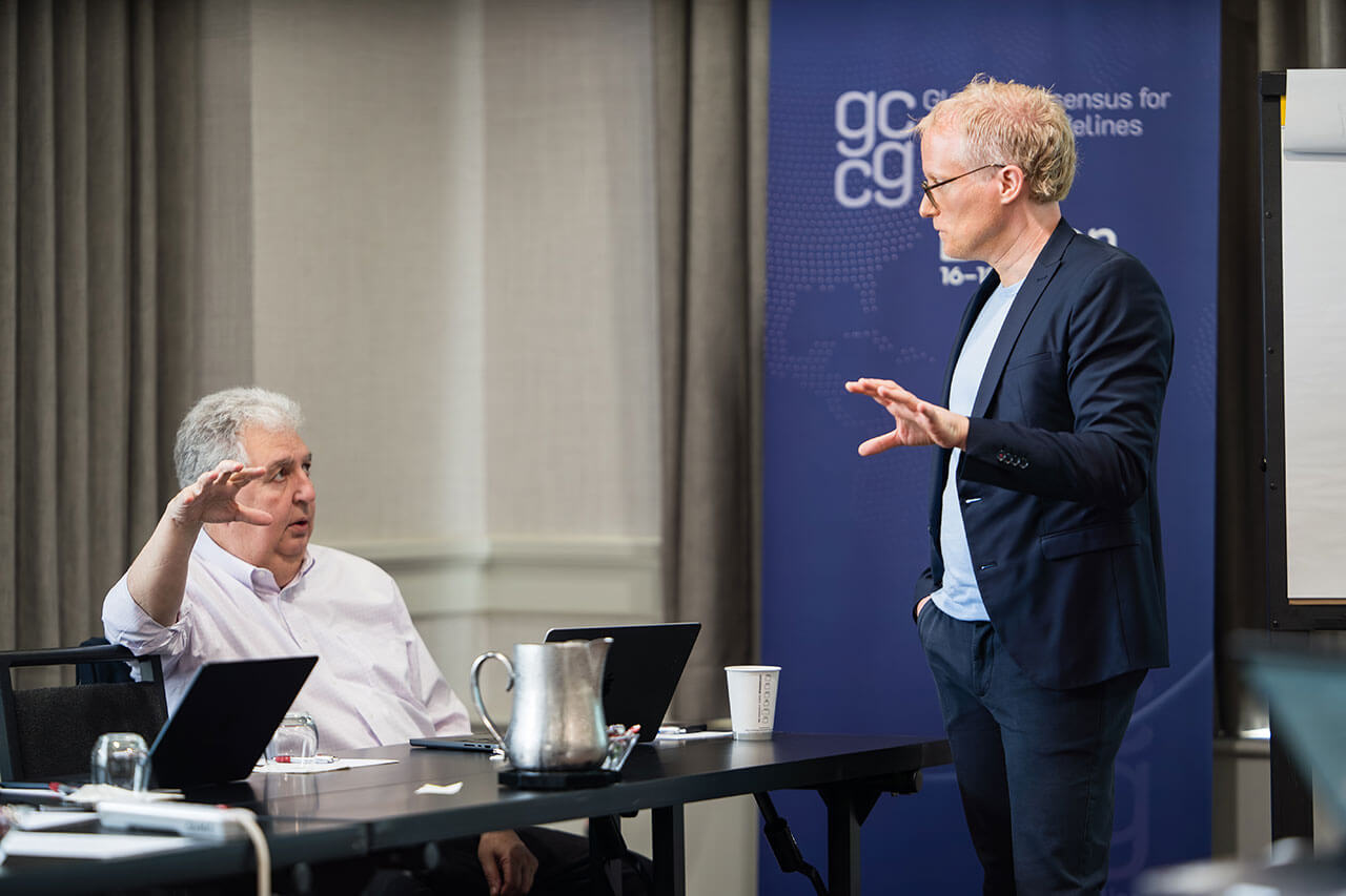 Joseph Fiorellini und Frank Schwarz erörtern die einzigartige Methodik der GCCG, die zuerst Kliniker nach ihren praktischen Erfahrungen befragt und diese auf Grundlage aktueller Erkenntnisse bewertet, um Empfehlungen zu entwickeln, die in jedem Umfeld angewendet werden können.