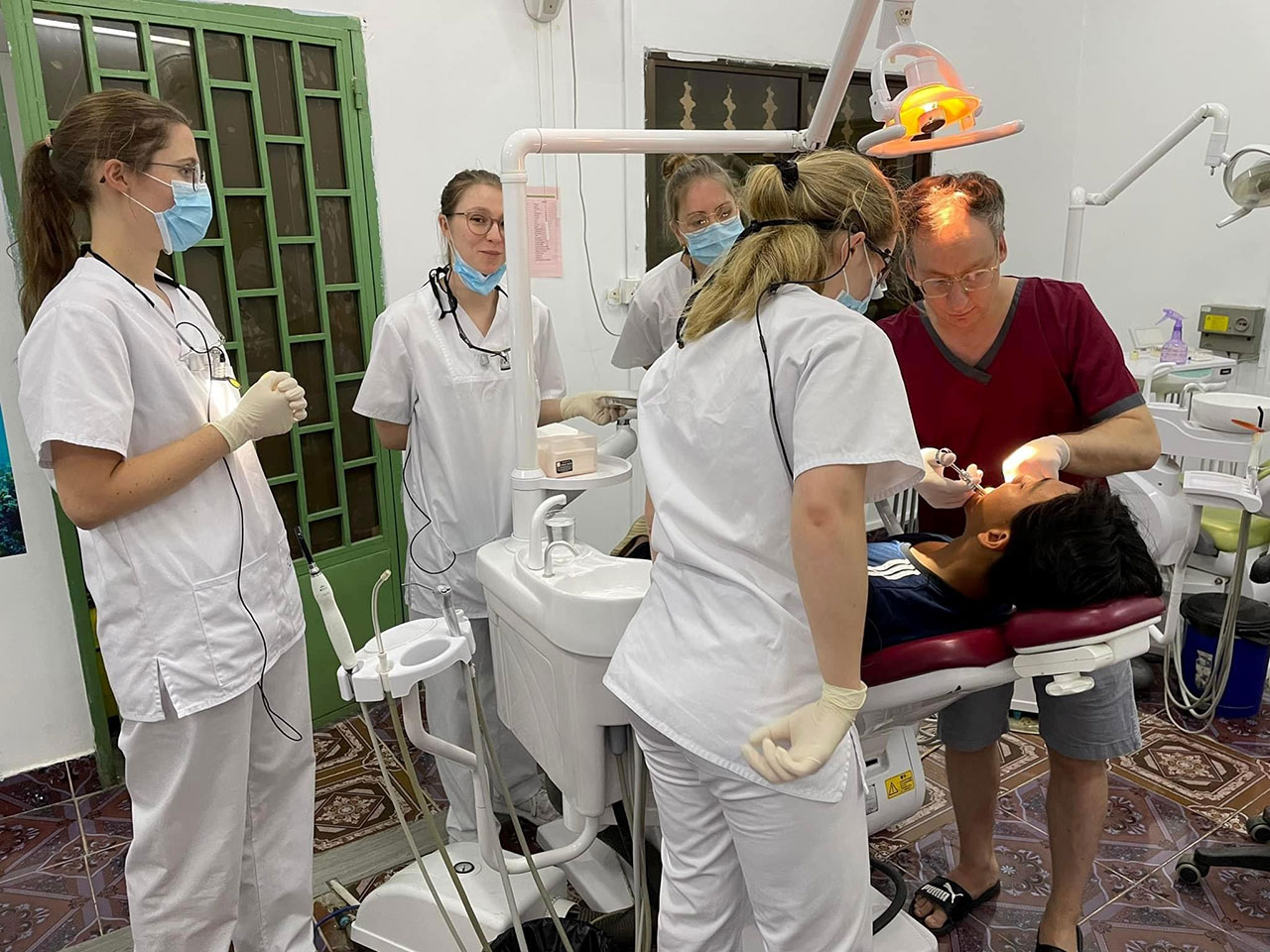 Vertreter von Mini Molars geben an, dass die Spende die Organisation in ihrer Arbeit unterstützt, Kindern in Kambodscha eine zahnmedizinische Versorgung zu ermöglichen, die sonst keinen Zugriff auf entsprechende Behandlungen haben.