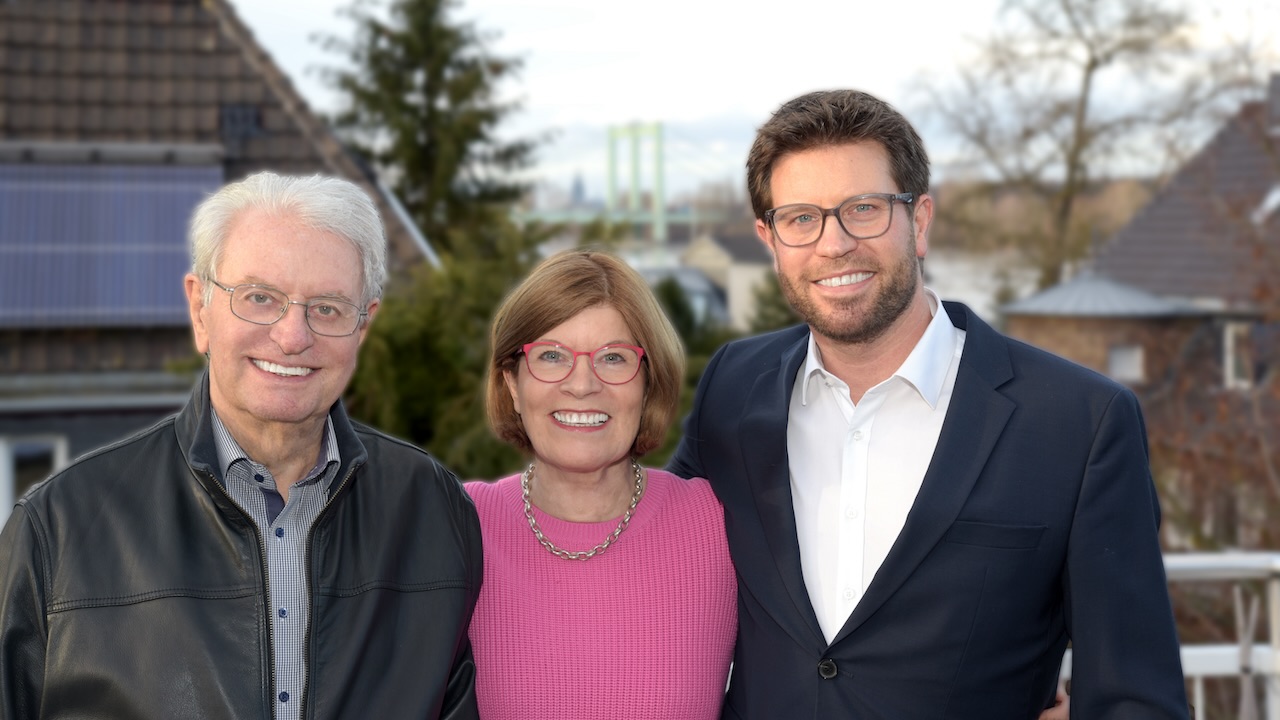 Jürgen Richter mit seiner Frau Ruth und dem Sohn Prof. Dr. Henning Richter, der seit 2005 Mitglied der Geschäftsführung ist.