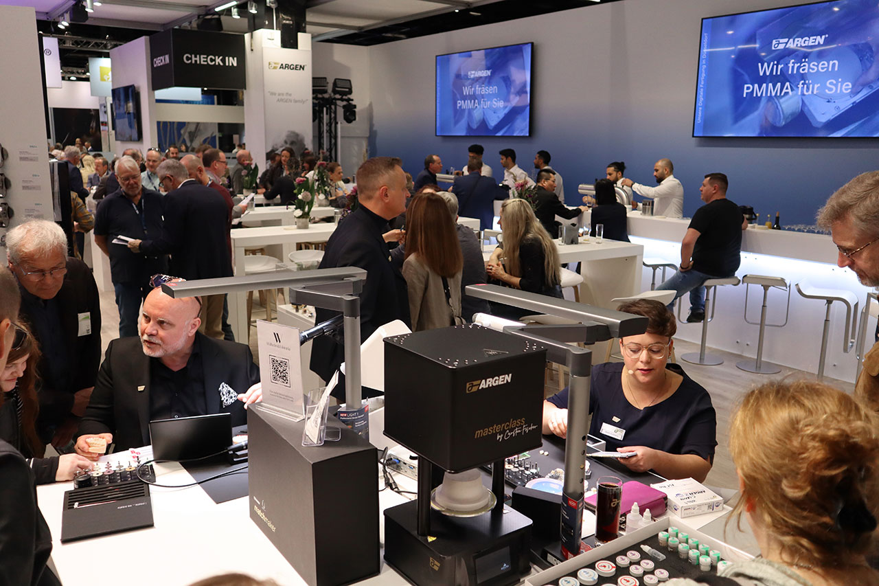 Abb. 2 Carsten Fischer und seine Angestellte Naomi Sulzmann präsentierten iauf der IDS 2025 am Stand von Argen Dental das Matchmaker-Konzept. Der Zuspruch am Stand war groß. Carsten Fischer meint dazu: „Kein Wunder, denn mit diesem Konzept verlässt man den Pfad der Willkür. Und es kann und darf damit auch keine Ausreden mehr geben, warum etwas trotz provisorischer Phase nicht funktioniert hat.“ 
