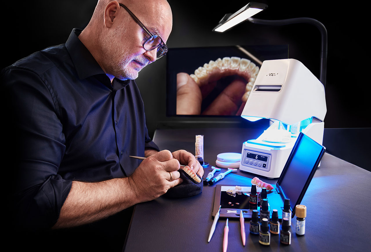 Abb. 3 Im Labor von Carsten Fischer greift man auf ein stimmiges Material-Duett zurück. Mit dem GC Gradia Plus-Verblendkomposit stehen in Kombination mit den GC Optiglaze Color-Materialien Sets für die ästhetische Veredelung der Provisorien zur Verfügung.