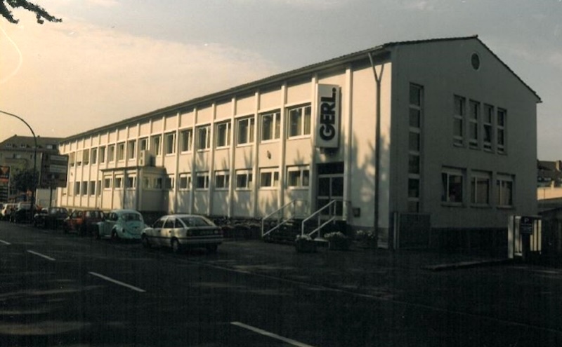 1985 zog das Unternehmen in ein neues Gebäude an der Oskar-Jäger-Straße in Köln.