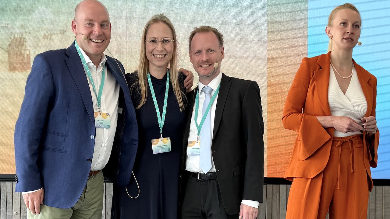 Prof. Dr. Dr. Marco Kesting, Dr. Anne Bauersachs und Prof. Dr. Dr. Christian Walter stehen eng beieinandern, Dr. Dr. Diana Heimes ist ganz rechts in das Bild eingefügt.