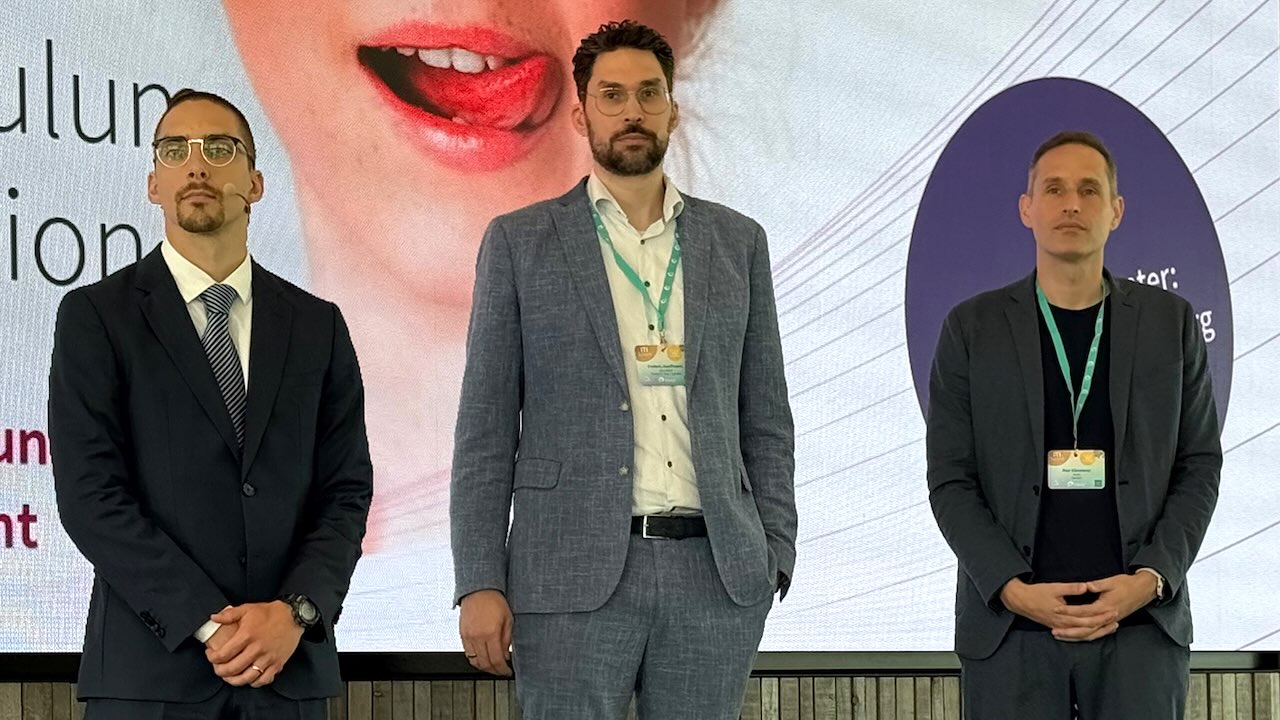 Drei Referenten der Session „Biologics“ (von links): Dr. Josha Werny, Dr. Frederic Kauffmann, Prof. Dr. Dr. Peer Kämmerer stehen vor einer Vortragswand.