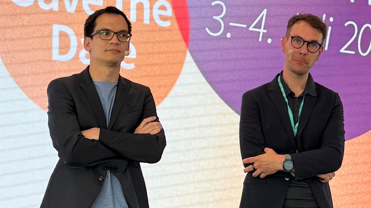 Die beiden Referenten der Session „4D-/KI-Dentistry“ (von links): Dr. Marc Balmer und Dr. Christian Leonhardt stehen vor der Vortragswand.