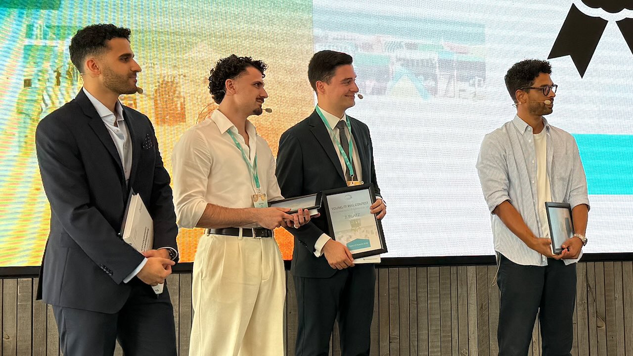 Vier junge Männer – Dr. Fady Ibrahim, Djan Pelser, Dr. Marc Bremer und der spätere Gewinner Dr. Surian Herrmann – stehen mit Urkunden vor der Vortragswand.