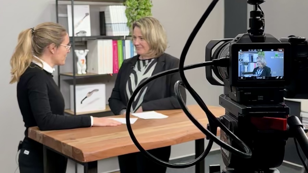 Im Aufnahmestudio des Verlagshauses. Hier vertieften die Fachleute des Experten Hearings einzelne Aspekte der Diskussion in kurzen Zweiergesprächen (im Bild Prof. Dr. Cornelia Frese, li, und Anja Stouten) vor laufender Kamera. Die Videos werden auf der Partner-Seite des Experten Hearings zur Verfügung gestellt.