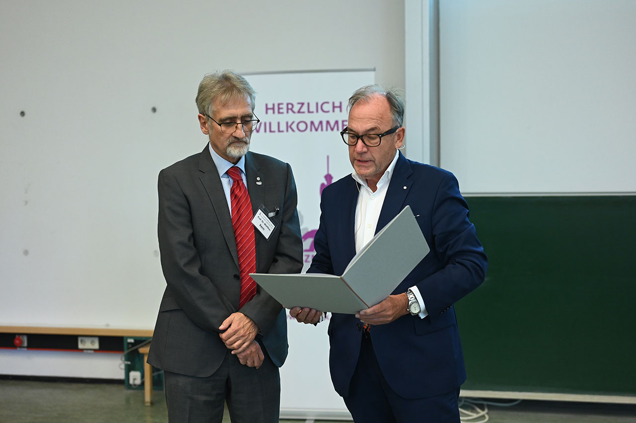 Prof. Dr. Matthias Kern (links) erhält die Ehrennadel der Bundeszahnärztekammer, überreicht durch Dr. Michael Brandt, den Präsidenten der Zahnärztekammer Schleswig-Holstein. 