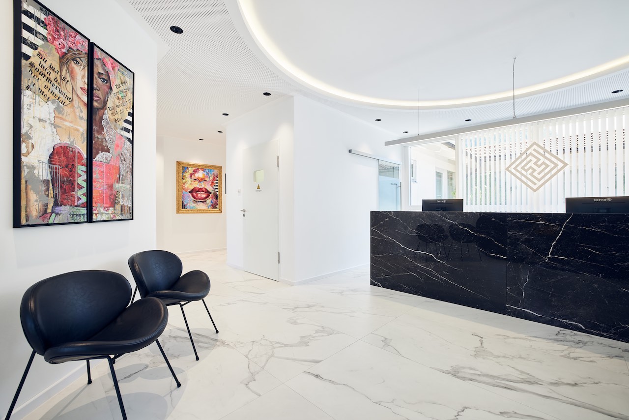Eleganter Marmor im Eingangs- und Wartebereich der „Zahnmedizin Achental“ erinnert an die Lobby eines Hotels.