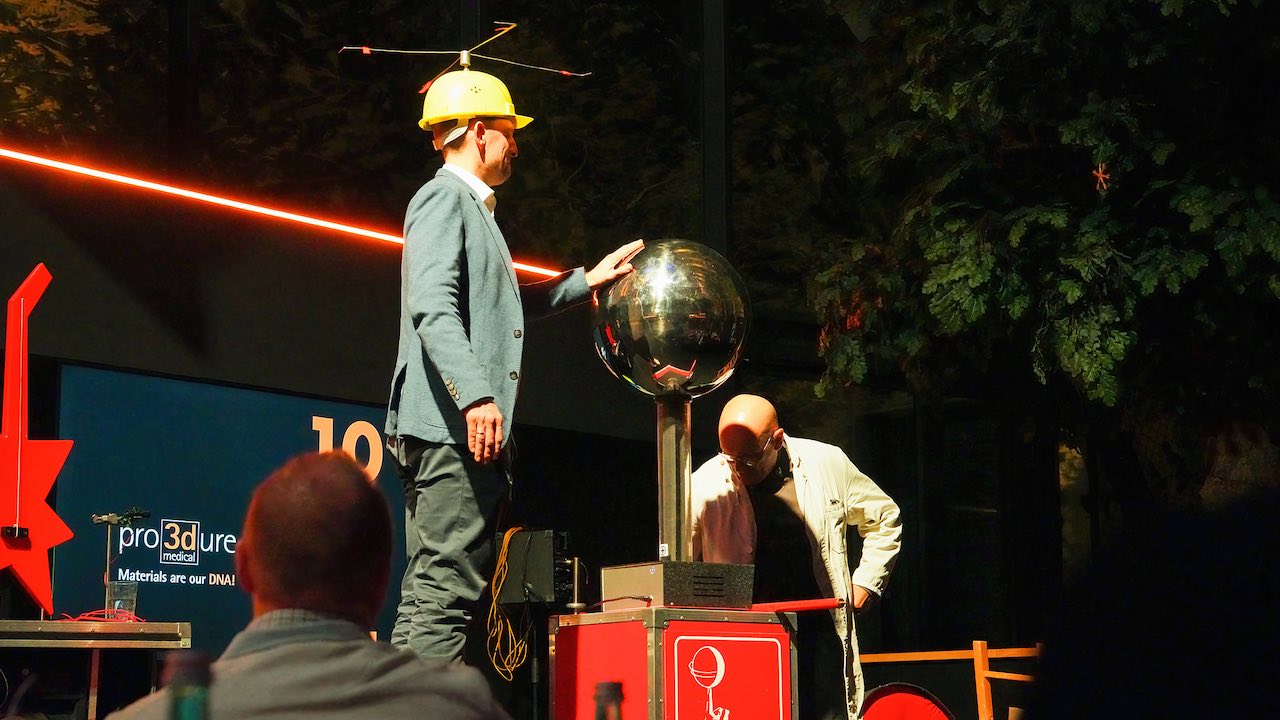 Ein Vertreter der Stadt Dortmund demonstrierte mit einem propellerbestückten Helm die Funktion eines sogenannten Van-de-Graaff-Generators.