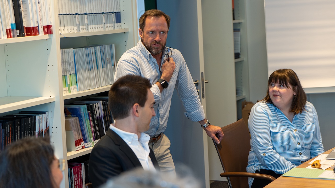 „Das Ziel unserer Experten Hearings ist es, Statements zu formulieren, an denen sich Zahnärztinnen und Zahnärzte im Praxisalltag orientieren können“, bringt Verleger und Geschäftsführer Christian W. Haase das Konzept auf den Punkt.