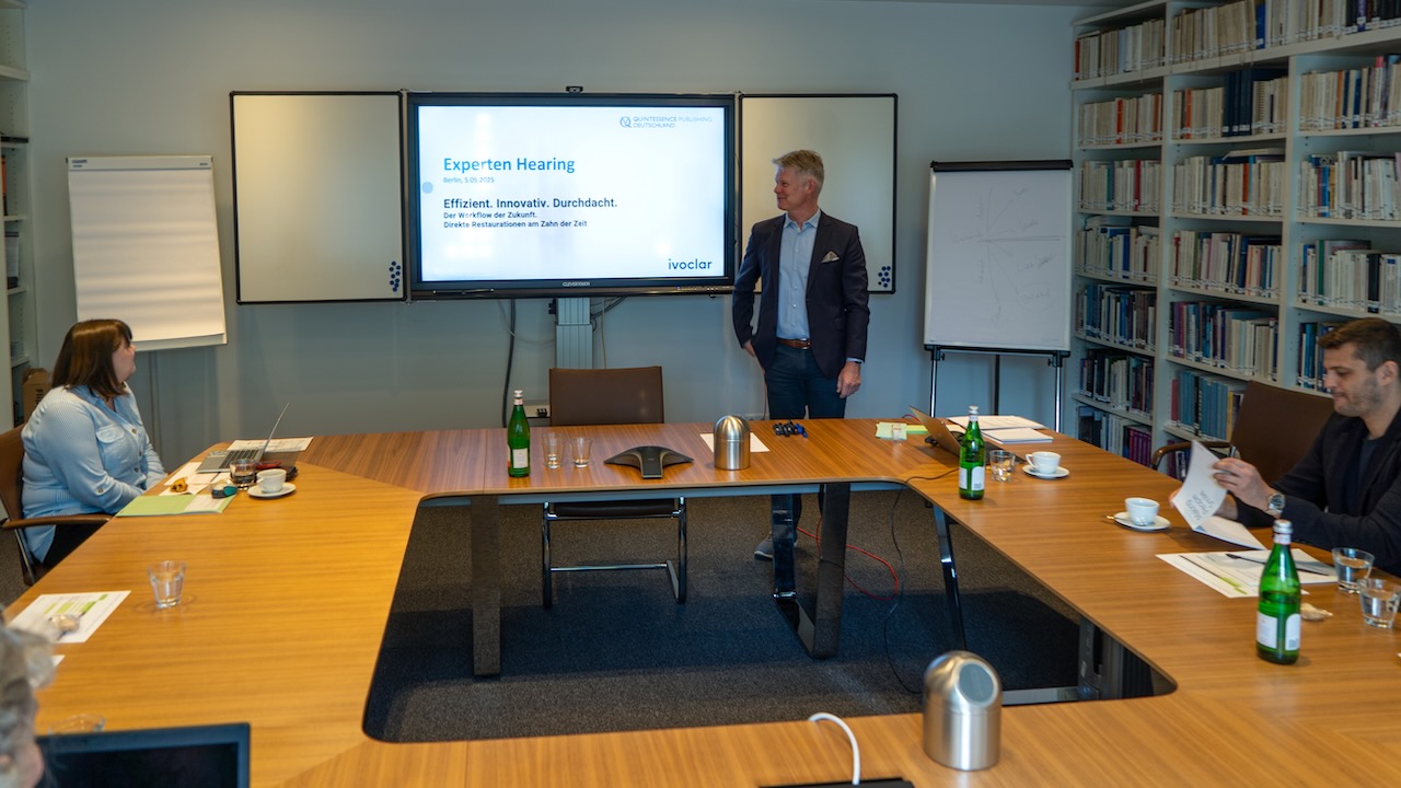 Unter dem Titel „Effizient. Innovativ. Durchdacht. Der Workflow der Zukunft. Direkte Restaurationen am Zahn der Zeit“ lud das Dentalunternehmen Ivoclar Fachleute zur Diskussion ins Berliner Verlagshaus ein. Die Moderation lag bei Prof. Dr. Rainer Haak, Direktor der Poliklinik für Zahnerhaltung und Parodontologie an der Universität Leipzig,